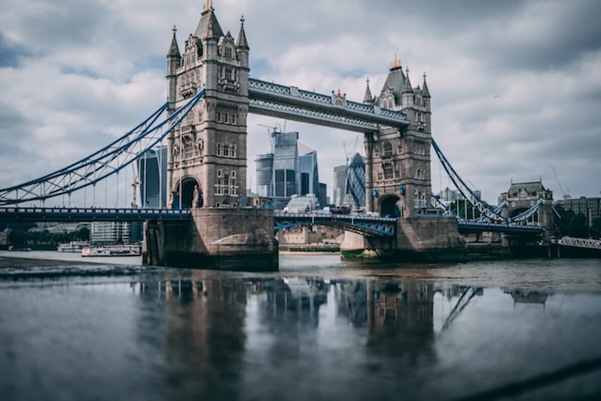 英国国民西敏银行经理盗取34.4万英镑资助赌瘾后免于入狱