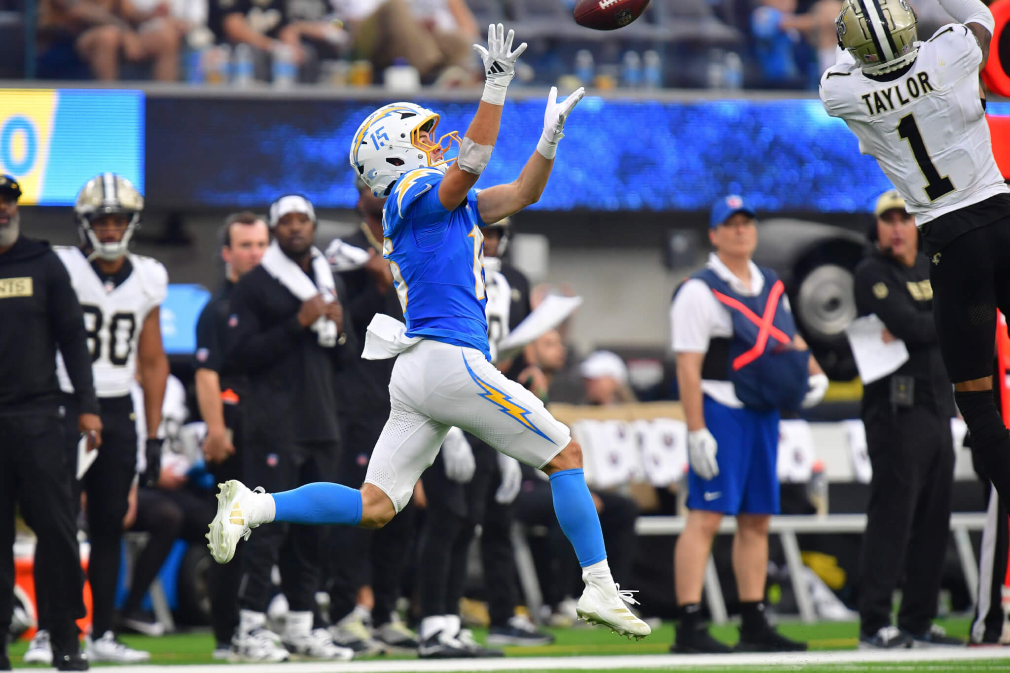 周一晚赛洛杉矶闪电对阵拉斯维加斯突袭者球员特注推荐