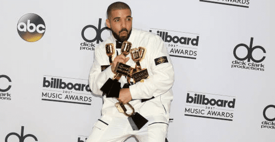 德雷克在平博下注 200,000美元:NBA金州勇士队夺得西部联盟冠军