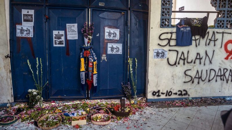 印度尼西亚警方,体育场出口闸门太小