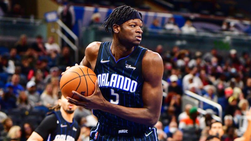 据报道，湖人队同意将帕特里克-贝弗利交易到魔术队换取莫-班巴