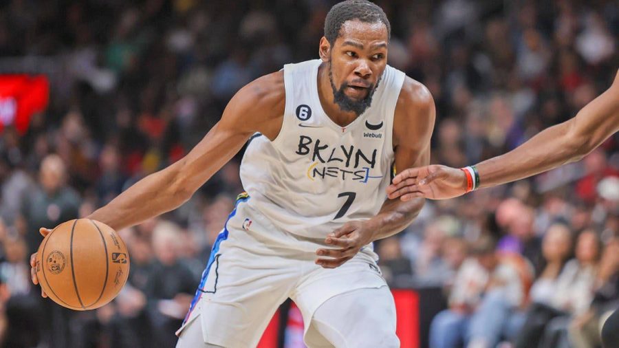 凯文-杜兰特和凯里-欧文带领网队战胜老鹰队，成为本赛季第一支10连胜的球队