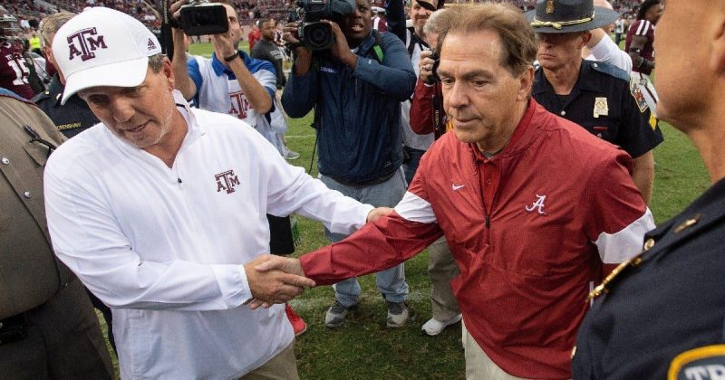 大学橄榄球教练在艰难的开局后坐上了热椅