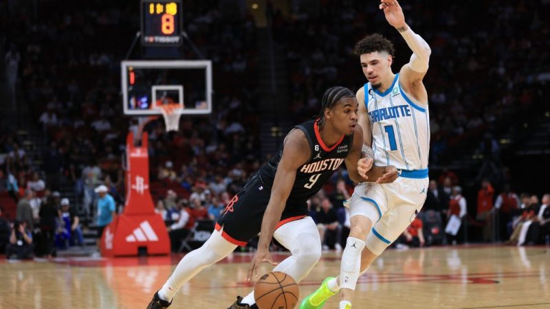 夏洛特PG鲍尔在与火箭队的比赛中再次扭伤了脚踝