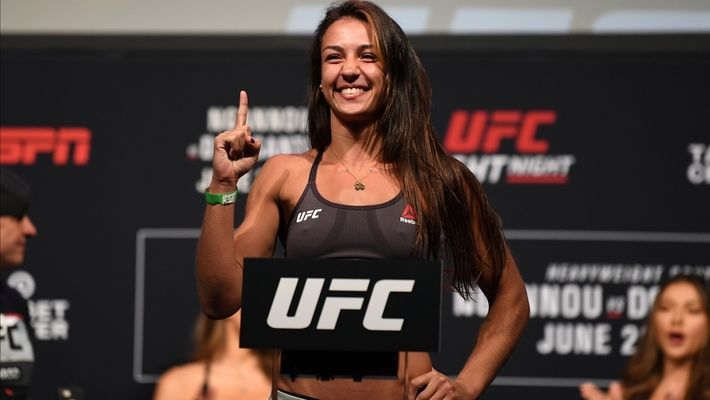 UFC选手里巴斯展示性感比基尼照片