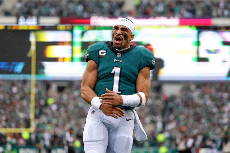 老鹰队选择在2023年超级碗比赛中穿绿色球衣，尽管深色球衣有糟糕的赢球记录