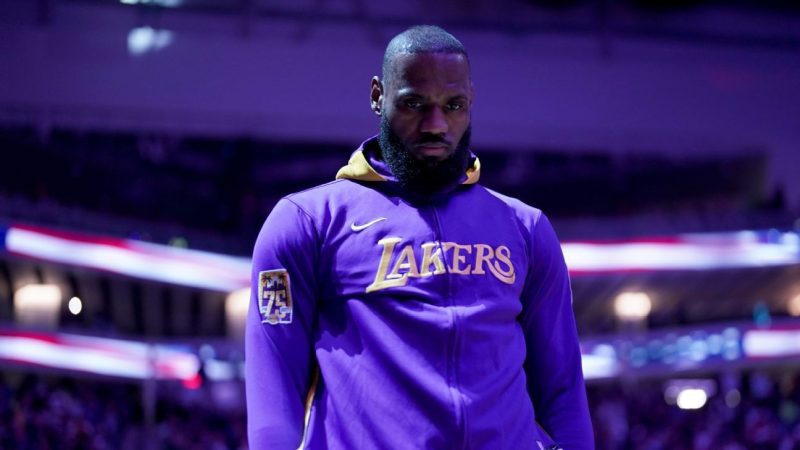 勒布朗仍然是ASG投票的领导者，接近卡里姆的标志