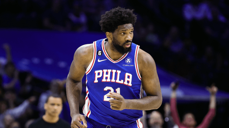 为什么乔尔-恩比德在对阵凯尔特人队时的52分杰作会引起76人队的一些季后赛担忧？