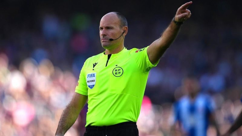 从世界杯上被送回家的争议裁判在巴塞罗那的平局中以充满卡片的表现再次发出了声音