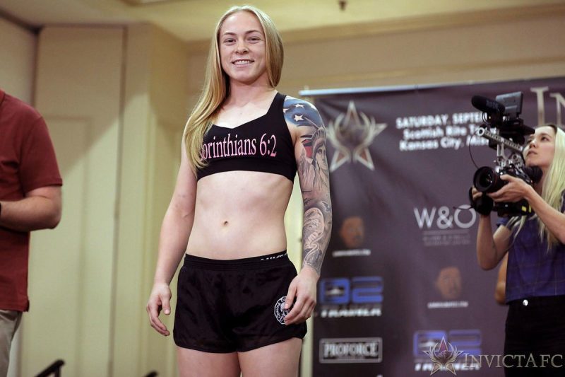 前UFC选手汉森在社交媒体上发布了一张性感照片