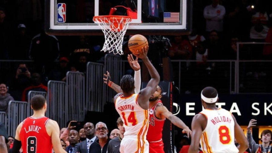 老鹰队在加时赛中惊险地击败了公牛队，在最后一秒中出现了三次领先，AJ格里芬赢得了比赛胜利