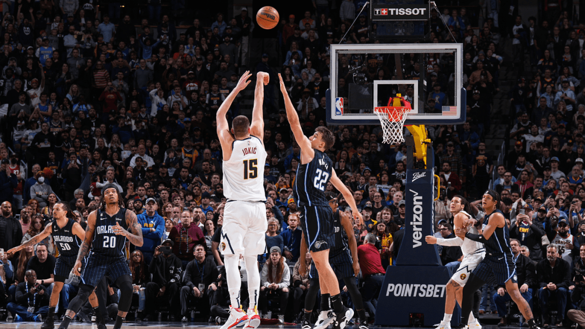 掘金队的尼古拉-约基奇继续MVP之路，在对阵魔术队的比赛中打出三双，赢得了比赛