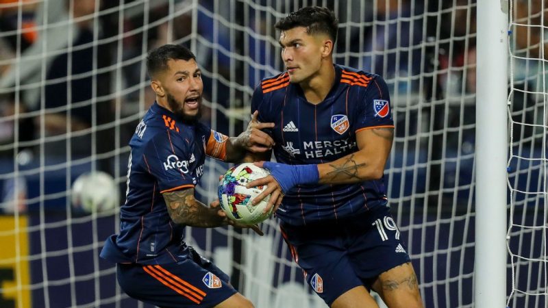 消息人士透露,美国征召两名双国籍球员参加1月训练营