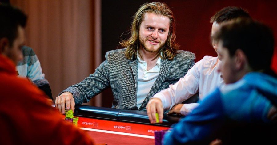 查理-卡雷尔在推特上赌1万美元，认为信号使阿德尔斯坦对卢的牌局出现偏差