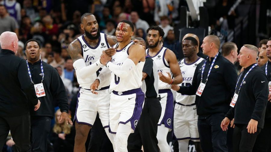 勒布朗-詹姆斯帮助拉塞尔，两人同步保持湖人队的状态