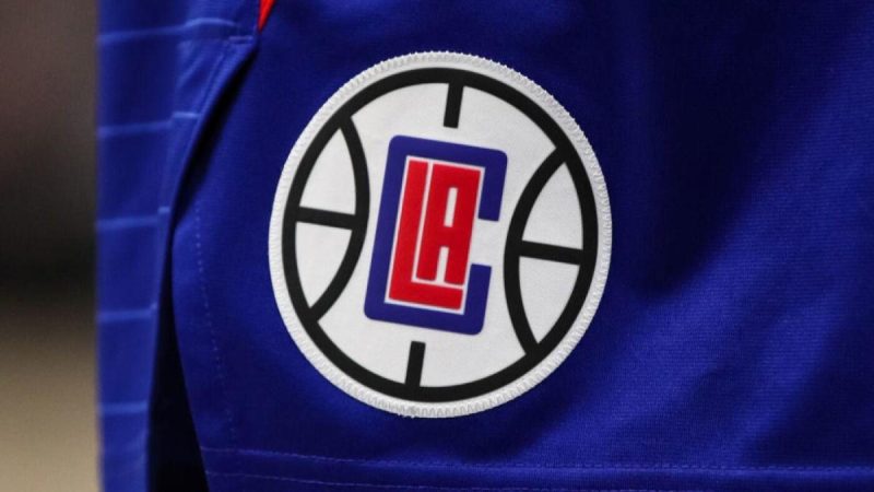 快船队飞机被雷电击中，在2月的丹佛之行中多次下降高度