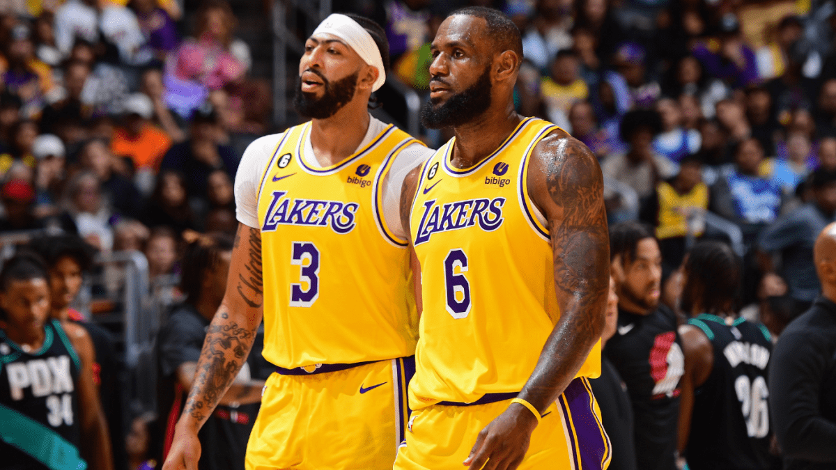 勒布朗-詹姆斯正以一己之力维持湖人队的生存，就像安东尼-戴维斯在他之前所做的那样