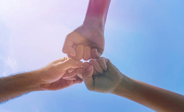 足球明星保罗-默森帮助宣传TalkBanStop