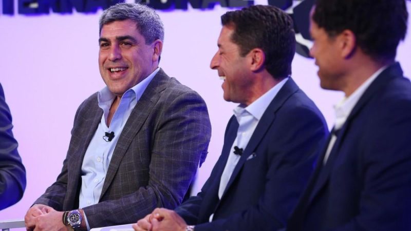 美国国家队传奇人物克劳迪奥-雷纳在争议中辞去奥斯汀俱乐部体育总监的职务