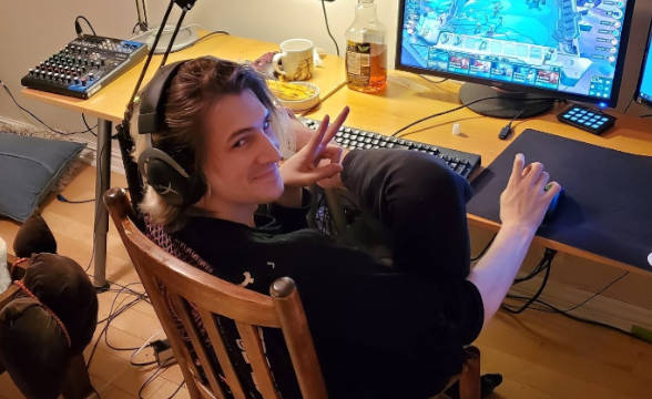 xQc承认在Twitch上播放赌博内容是 “错误的”