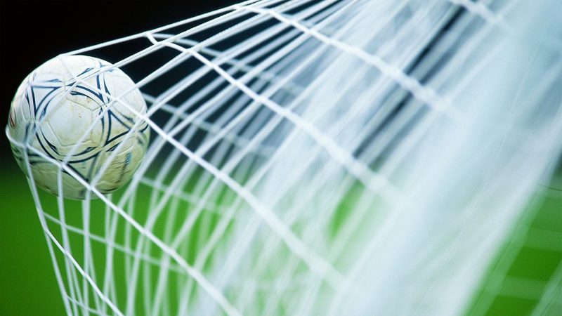 13岁儿童成为英国最年轻的足球运动员