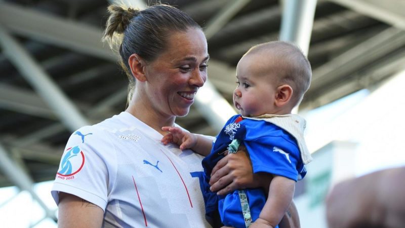 前里昂足球运动员Sara Bjork Gunnarsdottir赢得对俱乐部的产假工资案