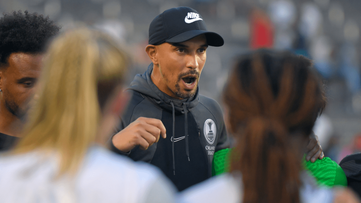 奥兰多之光任命塞布-海因斯为永久主教练，在2022年NWSL赛季期间担任临时教练