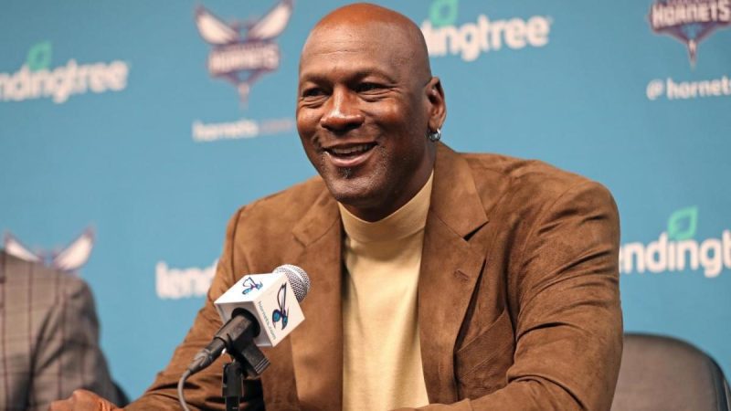 迈克尔-乔丹为庆祝60岁生日向 