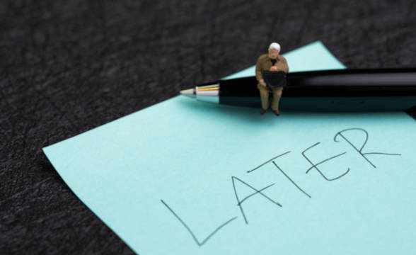 英国,为纪念女王去世，主要体育赛事推迟举行