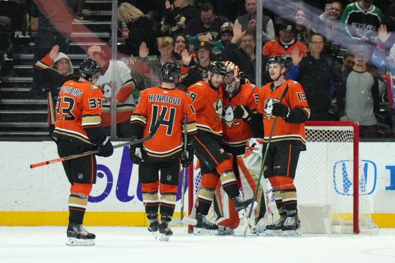 鲨鱼对鸭子的赔率和预测--周五晚上冰球比赛的最佳赌注