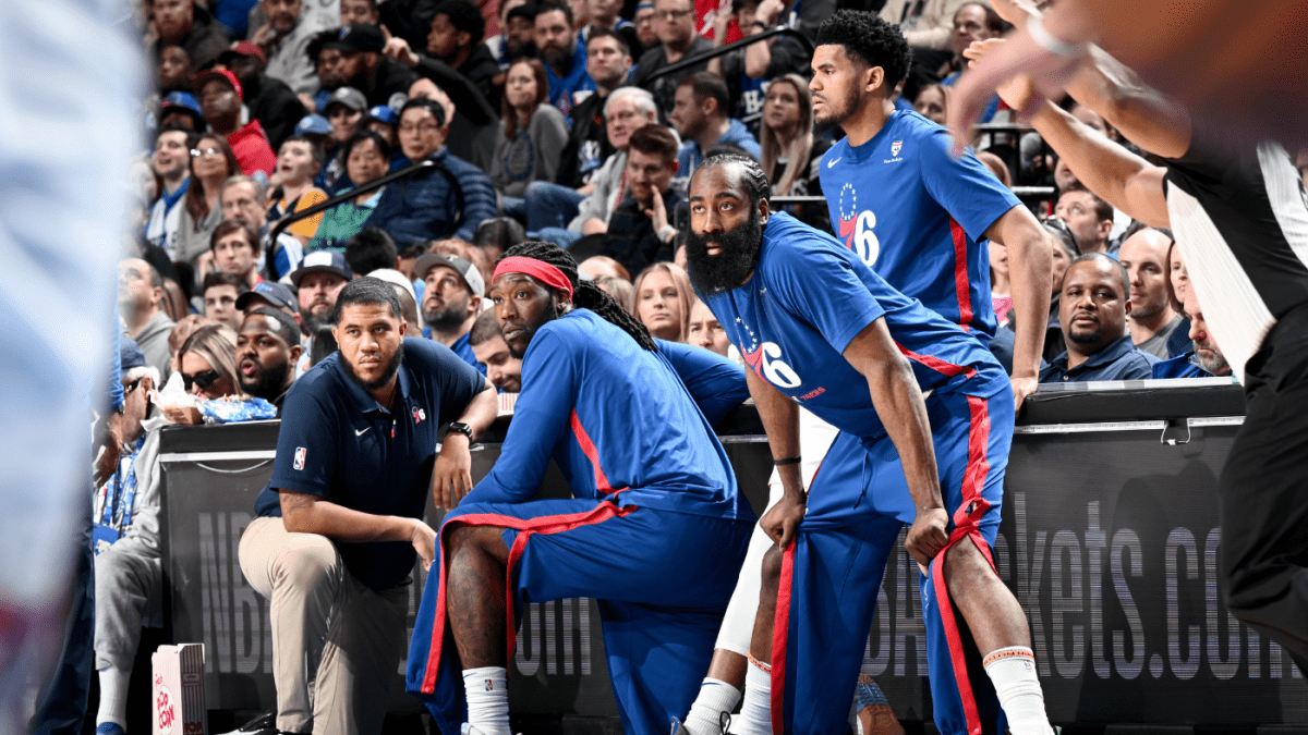 76人对掘金,詹姆斯-哈登在比赛中离开替补席，将球打偏导致费城人的技术犯规