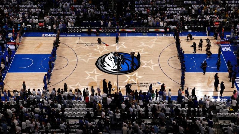 观察,小牛队球迷在与森林狼队比赛的中场休息时举行婚礼