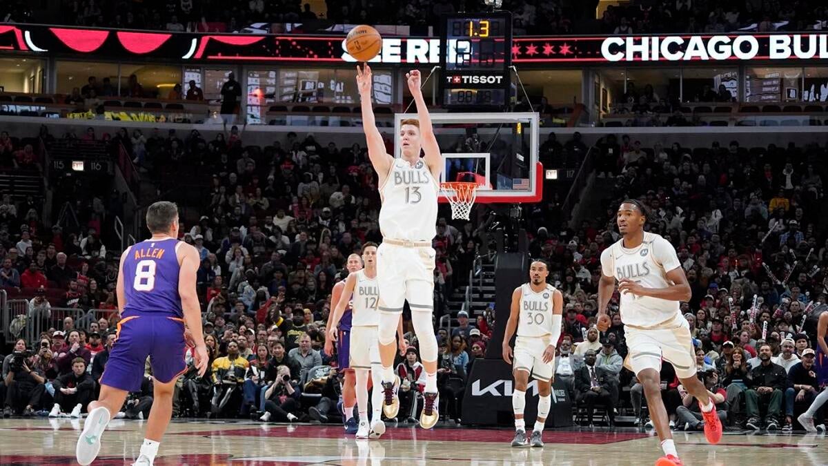 据报道NBA将把末节压哨投篮计入球队投篮命中数以鼓励压哨出手