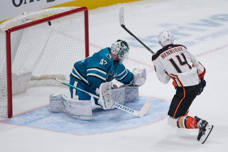 鲨鱼对鸭子的赔率和预测–周五晚上冰球比赛的预测