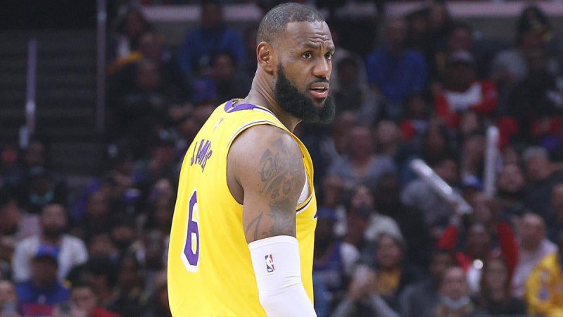 勒布朗-詹姆斯因左腿酸痛退出湖人对快船的比赛，他说 “没有2018年腹股沟受伤那么严重