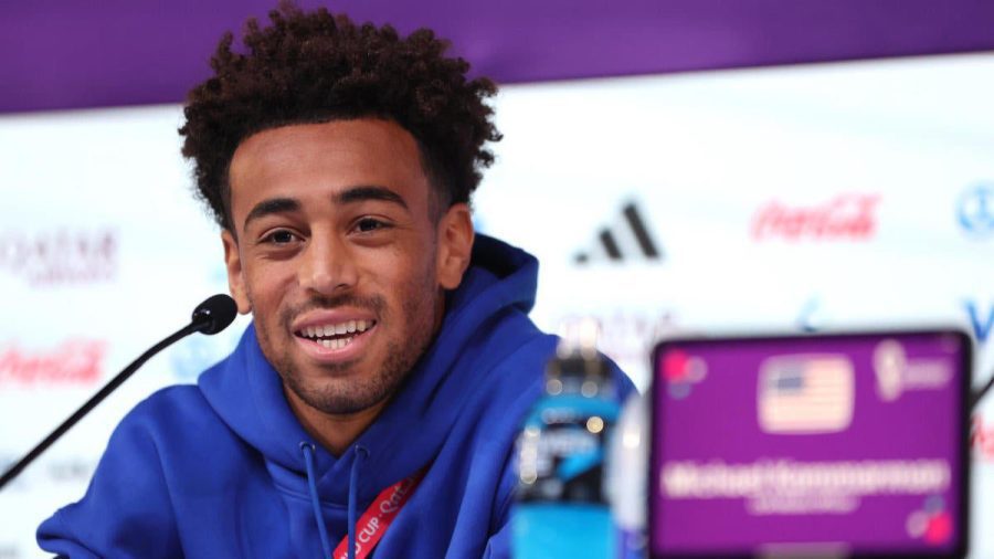 世界杯的美国队长,美国国家队将2022年卡塔尔比赛的袖标交给泰勒-亚当斯，这是历史性的举措