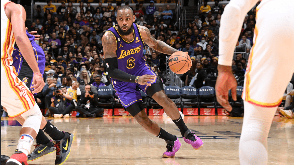 勒布朗-詹姆斯距离卡里姆-阿卜杜勒-贾巴尔的职业生涯得分纪录还差460分，有望在2月初打破这一纪录