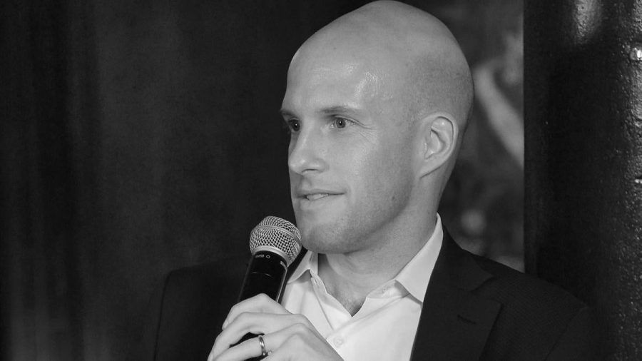 美国著名足球记者格兰特-瓦尔在卡塔尔世界杯比赛中去世