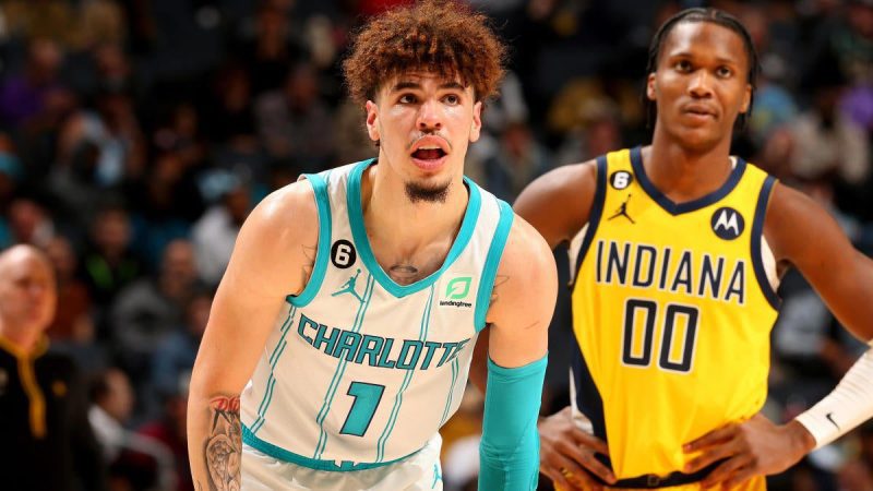 拉梅洛-鲍尔在与步行者队的比赛中被场边球迷的脚绊倒后离开了比赛