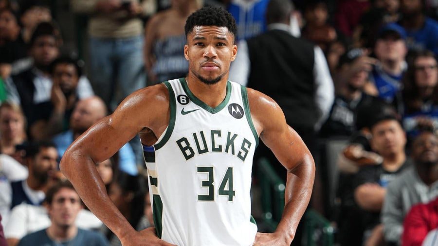 雄鹿队从卢卡-东契奇和小牛队手中夺得胜利，吉安尼斯-安特托孔波在板凳上观看比赛