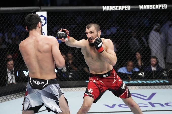 在UFC280中与努尔马戈梅多夫的比赛结束后，奥马加济耶夫被送往医院