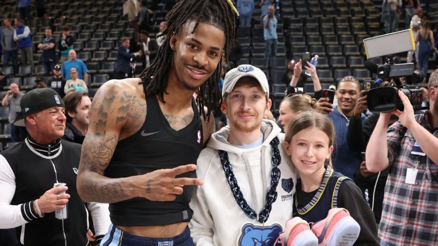 球迷签名球被盗后，莫兰特赠送装备