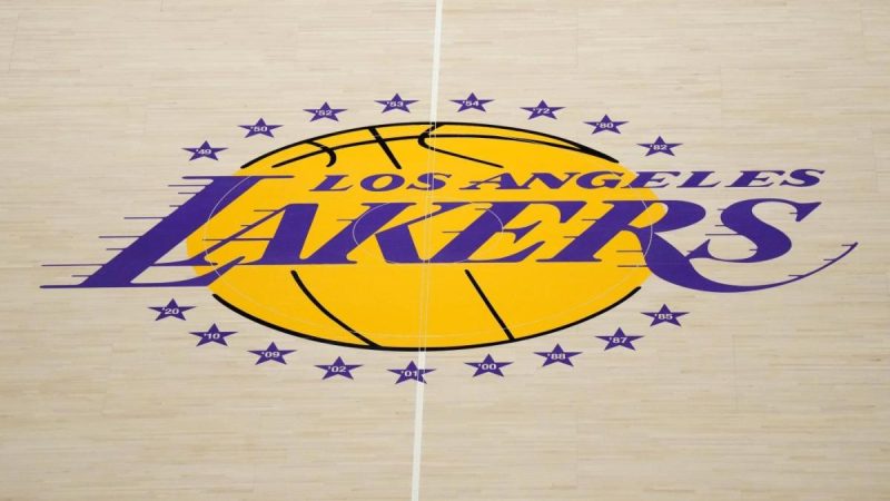 看,湖人队球迷在比赛中连续投中半场球，赢得了总共10万美元的奖金