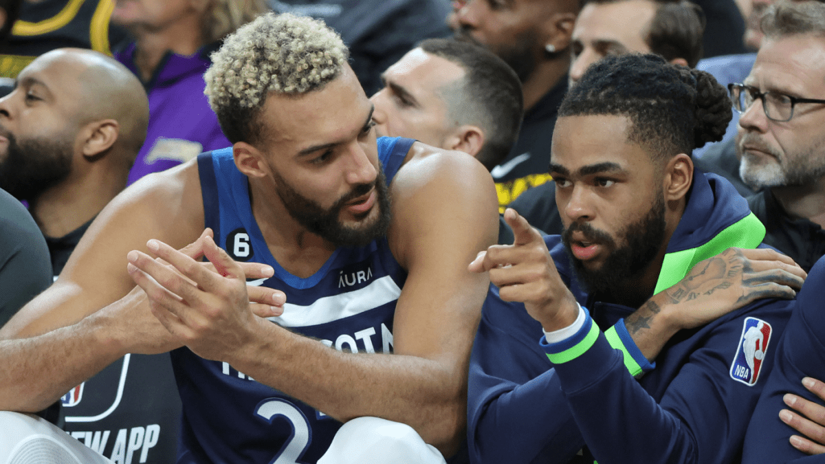 据报道，前森林狼队后卫丹吉洛-拉塞尔在球场和更衣室里公开批评鲁迪-戈贝尔