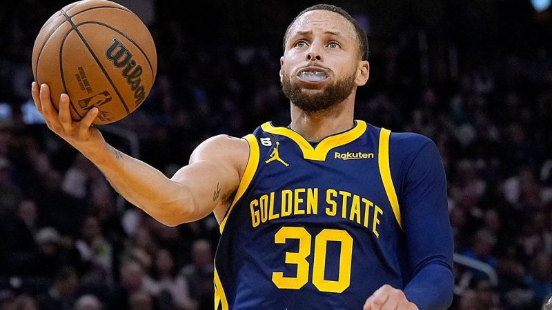 勇士队对阵湖人队，库里回归阵容