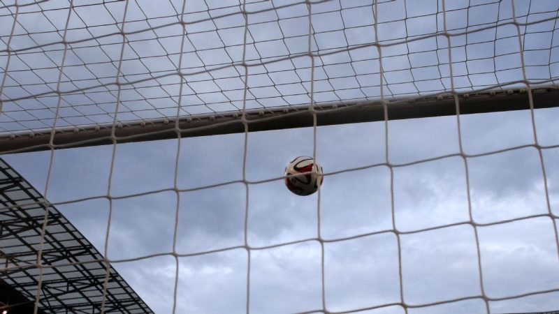 意大利球员因在球场旁小便被罚下场