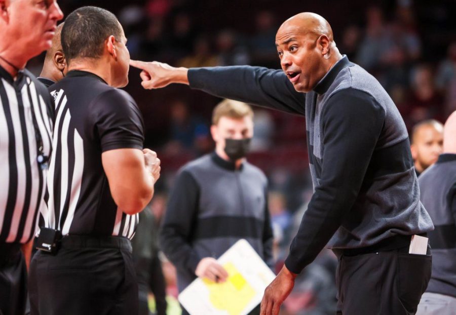 中阿肯色州对阵骑士的预测、让分盘和赔率（11月19日）