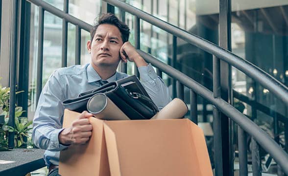 布拉德利在调查后离开星际