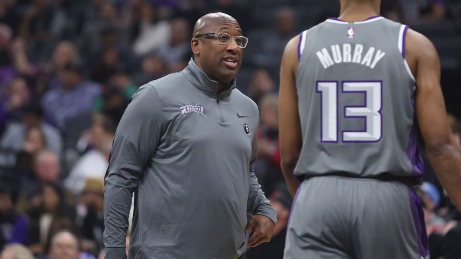 国王队教练布朗进入健康和安全协议