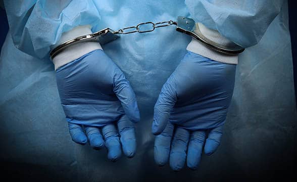 诈骗国家卫生服务系统的医生不能返回工作岗位